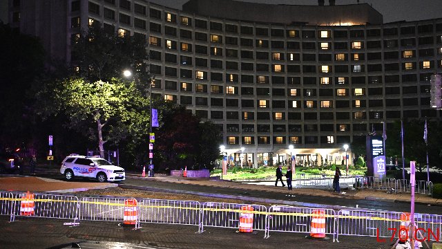 25日，举行白宫记者协会晚宴的美国华盛顿希尔顿酒店前拉起路障。（新华社/图）