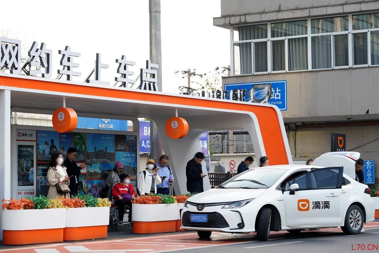 图为：假期用车需求增加，滴滴在全国多个城市机场、火车站设立滴滴车站，方便用户更快上车。
